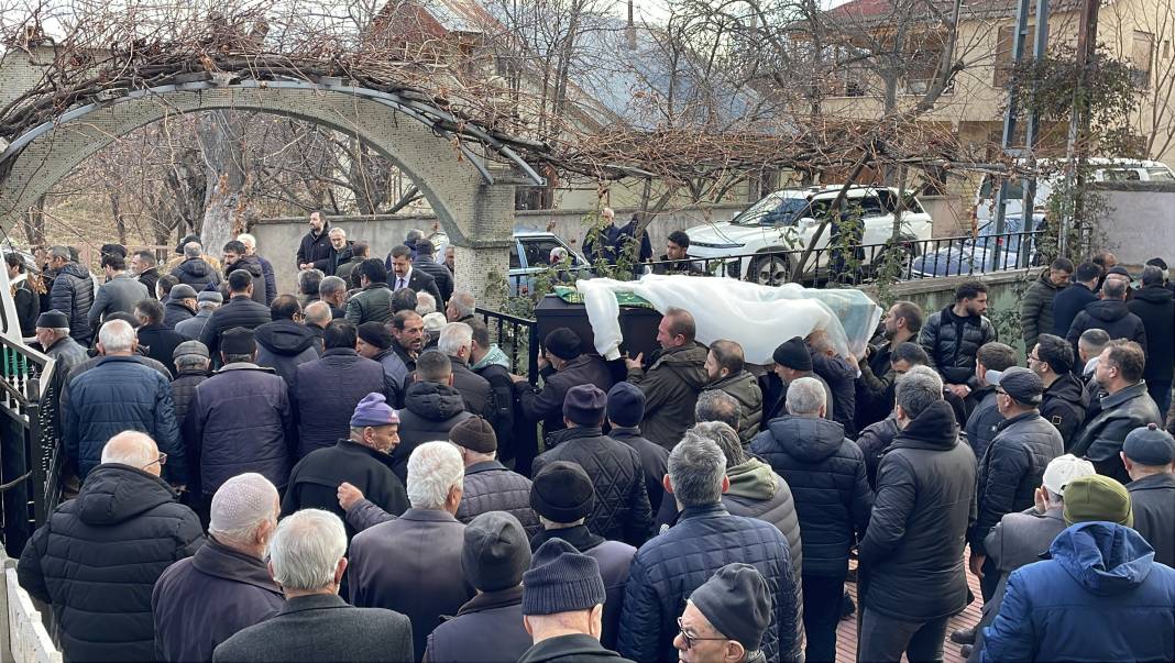 Evinde baygın bulunan kadın hastanede öldü! En yakını gözaltına alındı 7